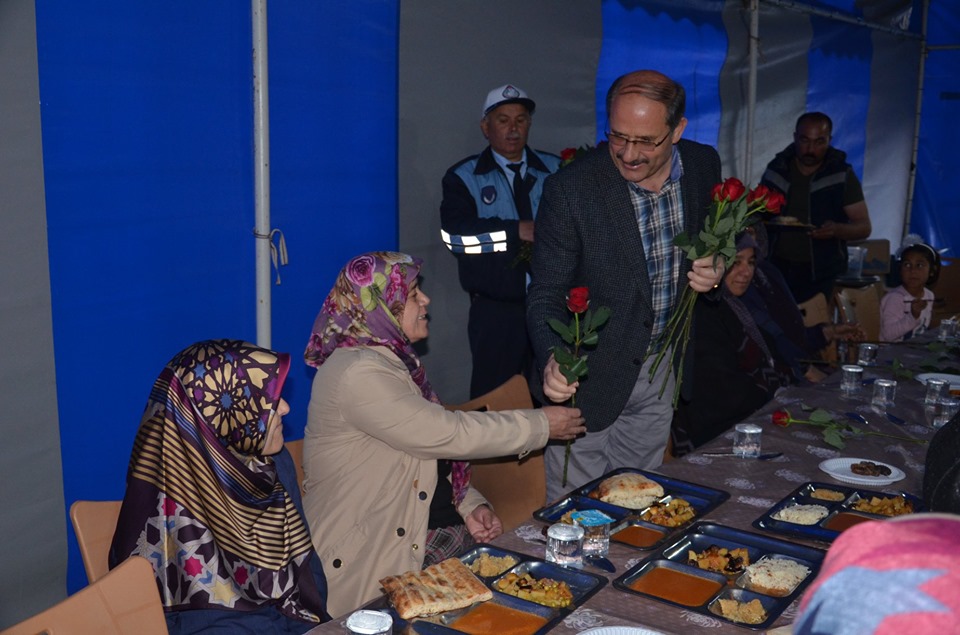 Başkan Yaka'dan Annelere gül