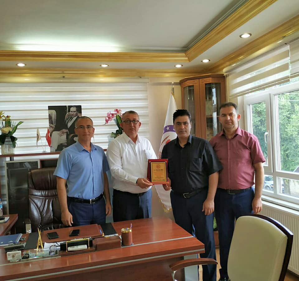 Başkan Emekli'ye plaket