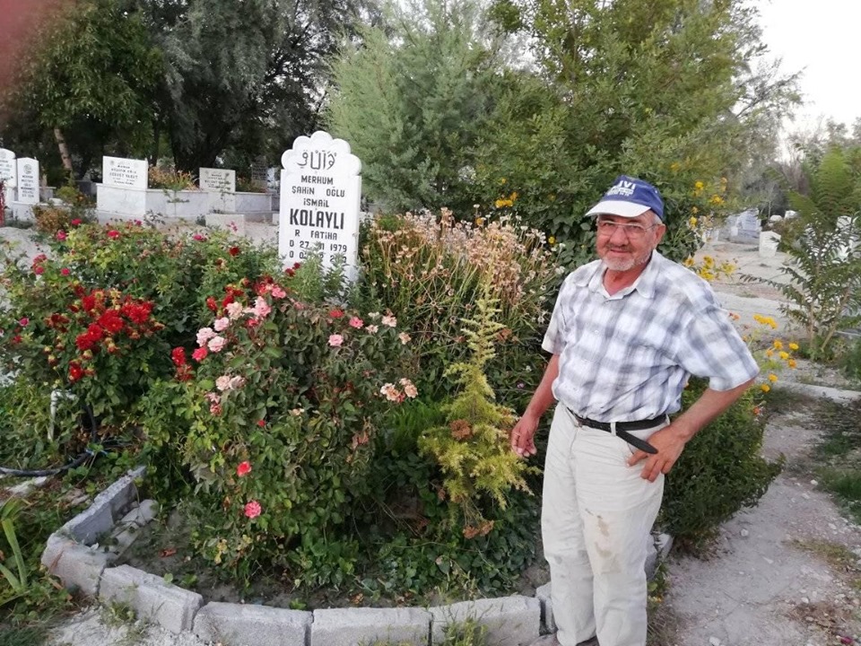 Oğlunun mezarını çiçeklerle donattı