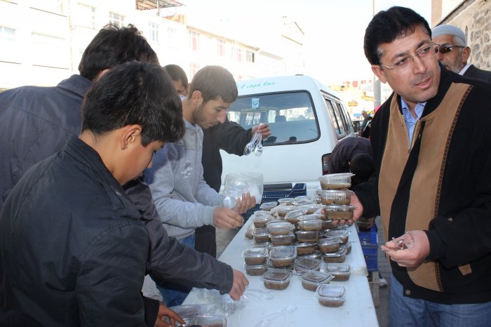 AGD Aşure Dağıttı