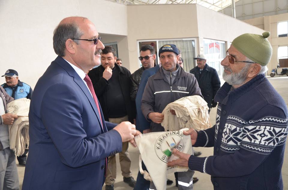 Başkan Yaka,Pazar yerinde bez torba dağıttı