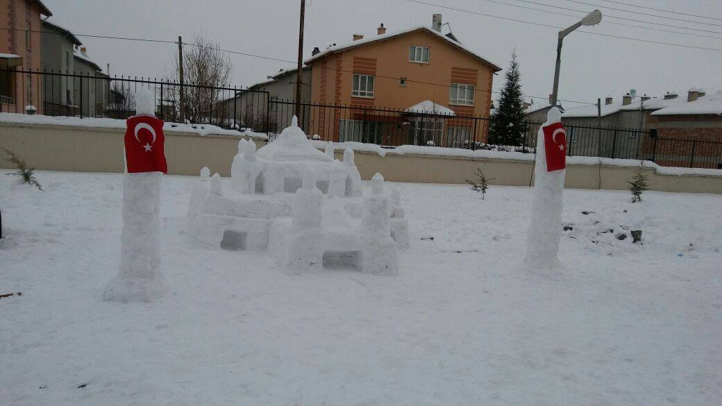 Kardan maket cami yaptılar