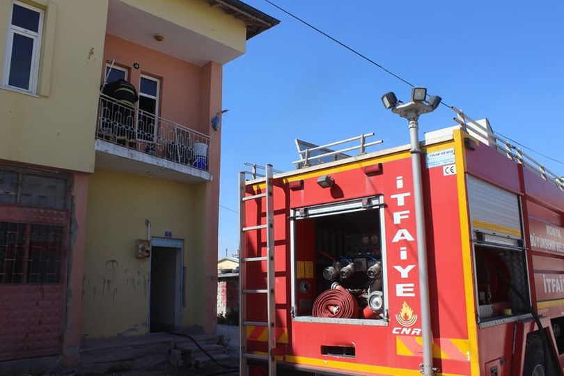 Depremzede ailenin evinde yangın çıktı