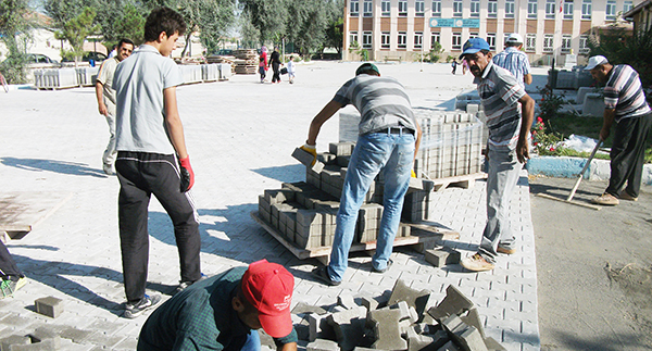 Belediyeden okullara parke taş