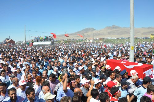 Şehidimizi  Binler  Uğurladı