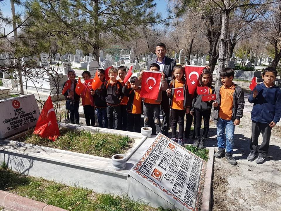 Öğrencilerden şehit mezarına ziyaret