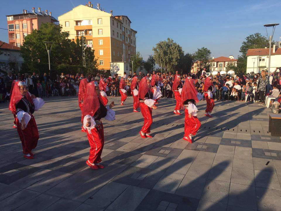 Halk oyunları şenliği yapıldı