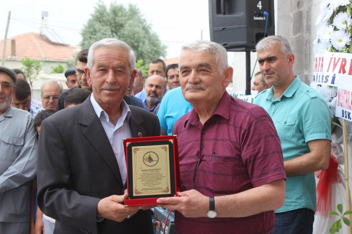 Eski başkanımız Mugayıtoğlu'na plaket