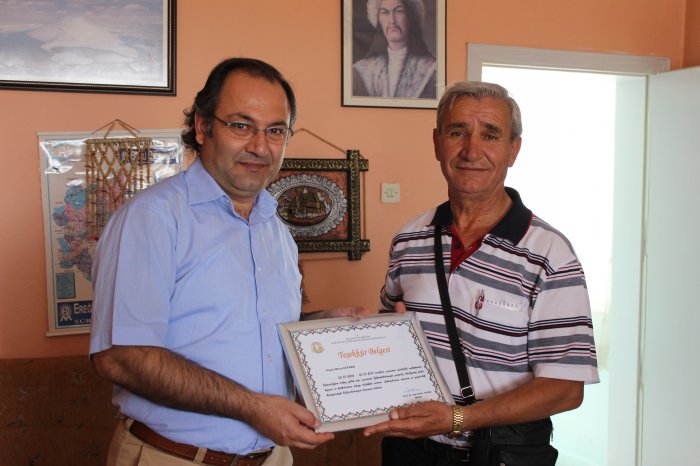Prof Yıldız'dan Gazetecilere Teşekkür Belgesi