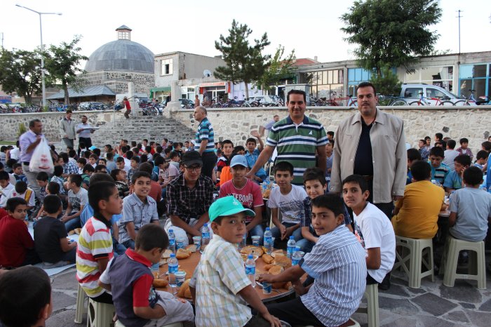 Sultan Selim Cami Bahçesinde İftar