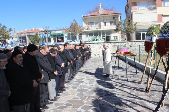 Emekli eğitimci toprağa verildi