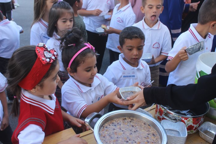 Cumhuriyet ilkokulunda aşure etkinliği