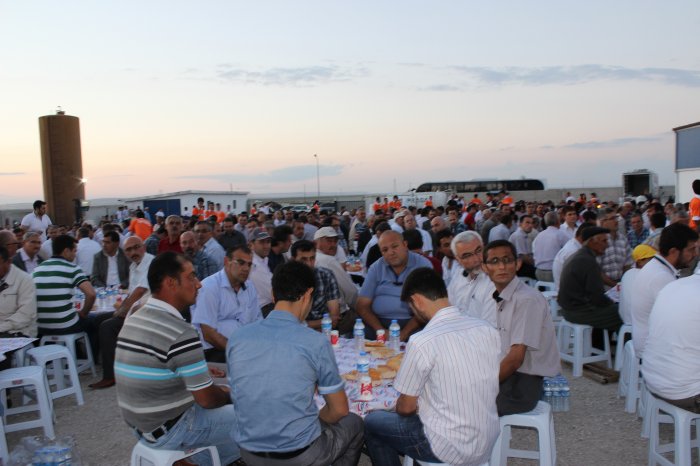 İşadamı Sezer'den iftar yemeği