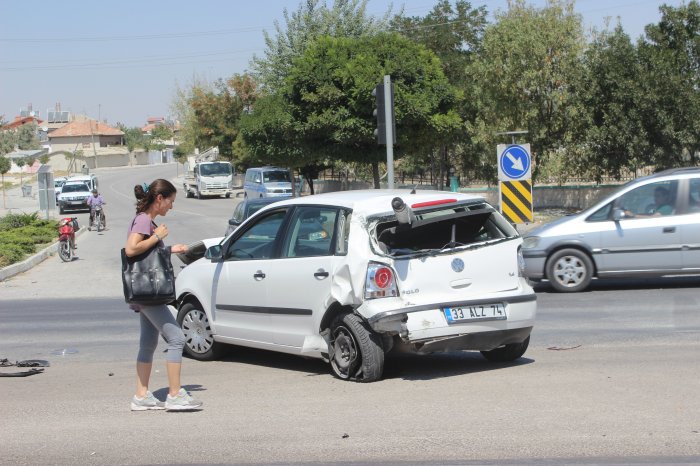 Kırmızı ışıkta bekleyen otomobile açrptı