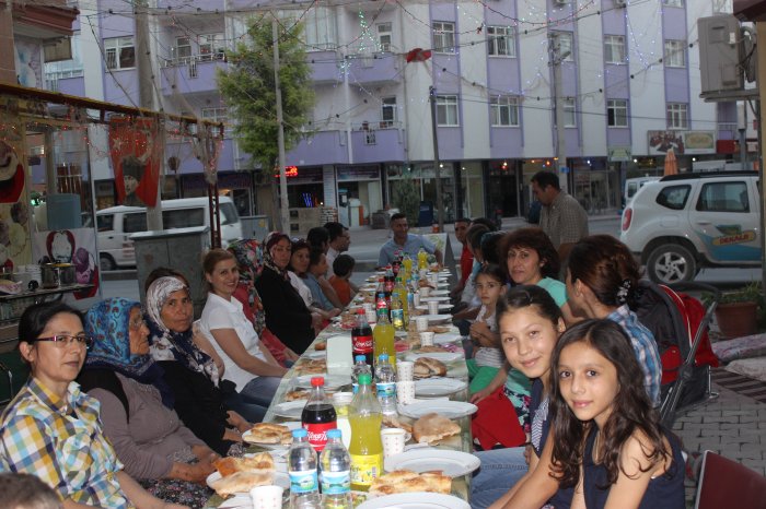 Sokak iftarında komşuluk bir başka güzel