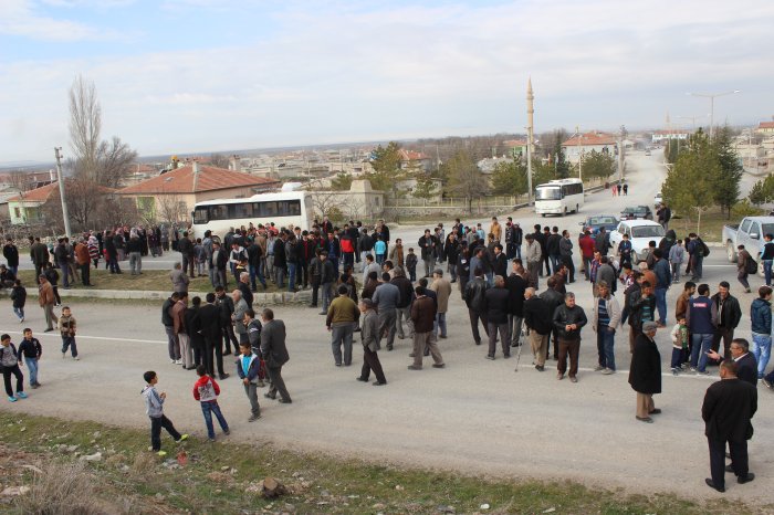 Kayalı'da yol kapama eylemi