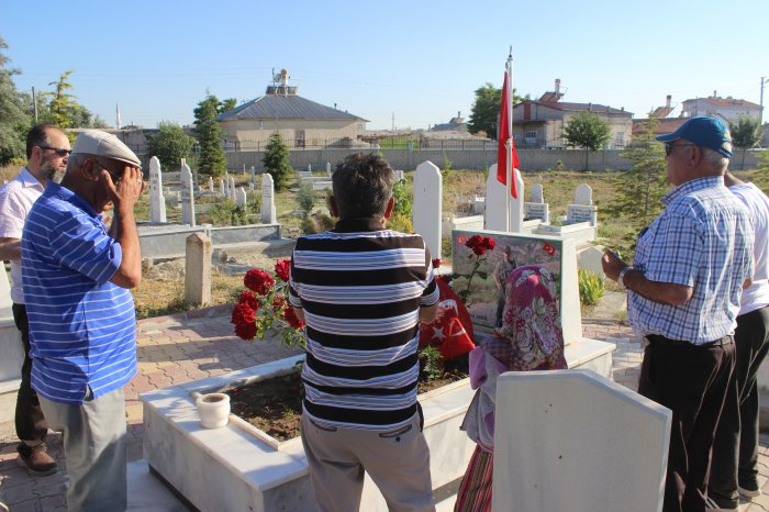 Şehit mezarlarına vatandaş akını