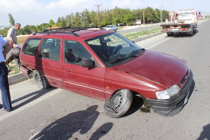 Otomobilin lastiği patladı:3 yaralı