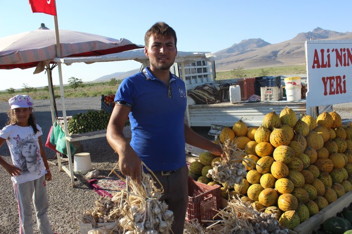 Karayolu kenarında ekmek mücadelesi