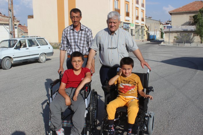 Engelli kardeşlere tekerlekli sandalye