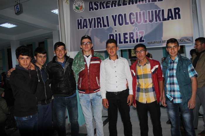 Askerlerimiz  omuzlarda gittiler