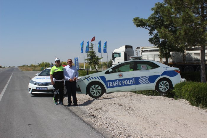 Yol kenarına maket polis aracı