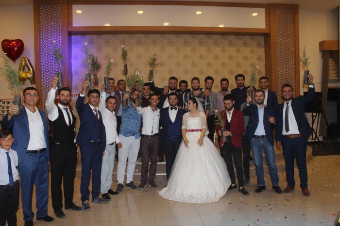 Düğünde nikah şekeri yerine çam fidanı