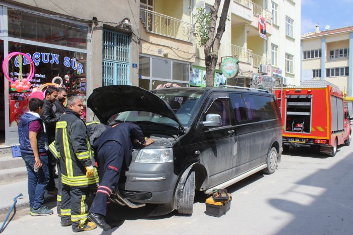 Kamyonete sıkışan kediyi itfaiye kurtardı