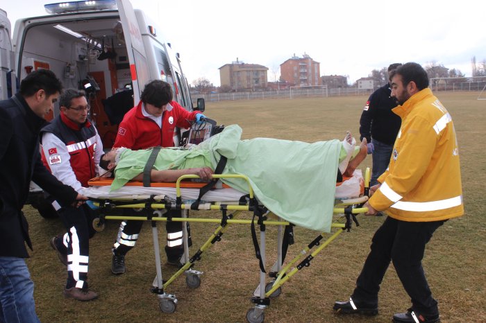 Yaralı genç,Hava ambulansı ile sevk edildi