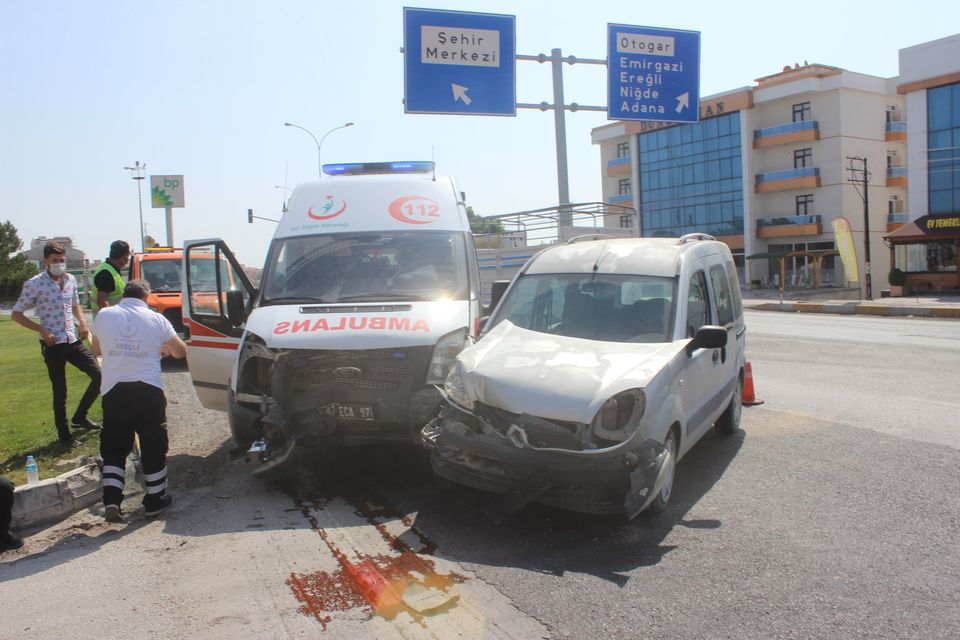 Hasta taşıyan ambulans kaza yaptı