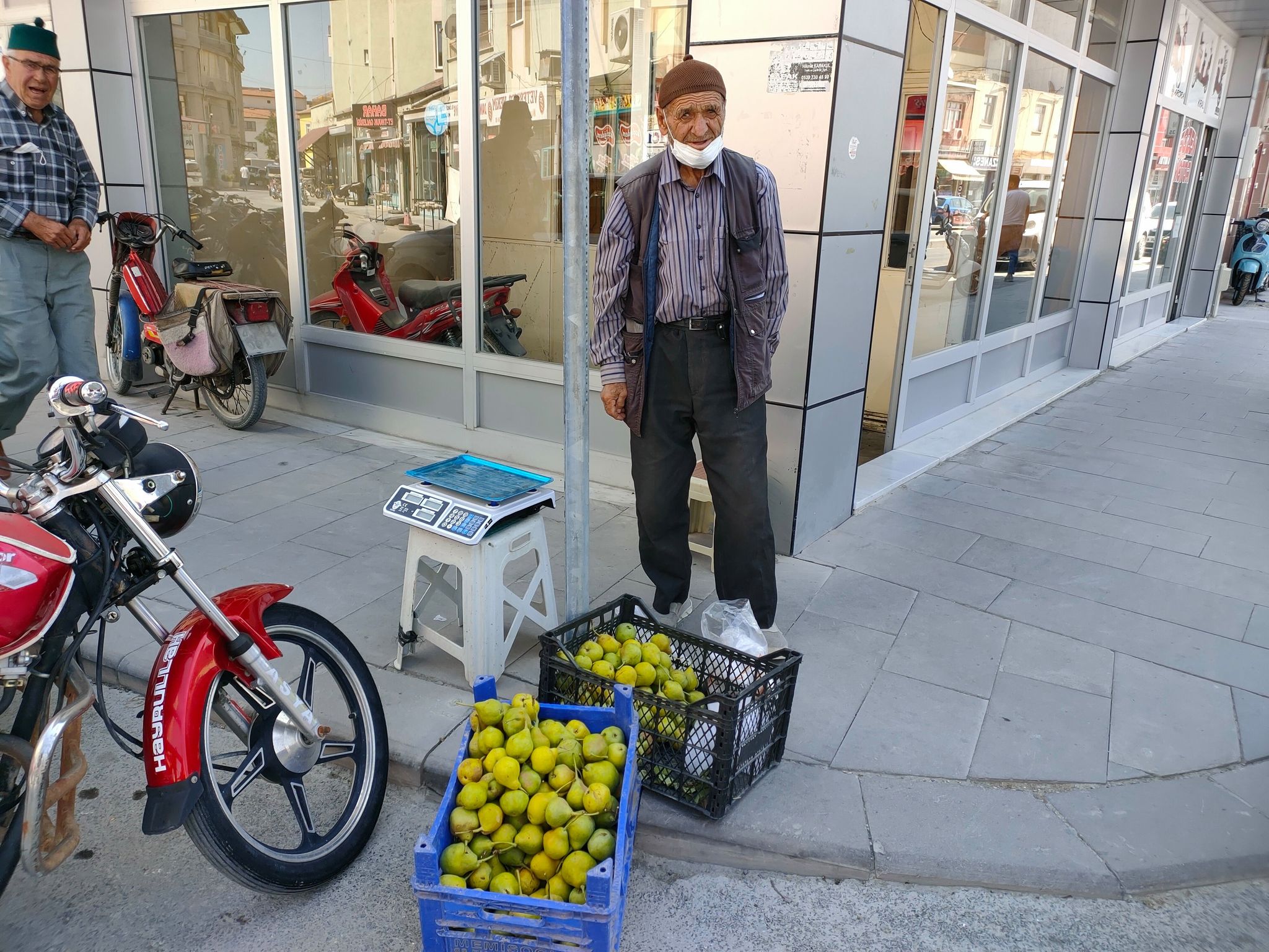 86 yaşındaki Kemal Aker  çalışma azmi ile örnek