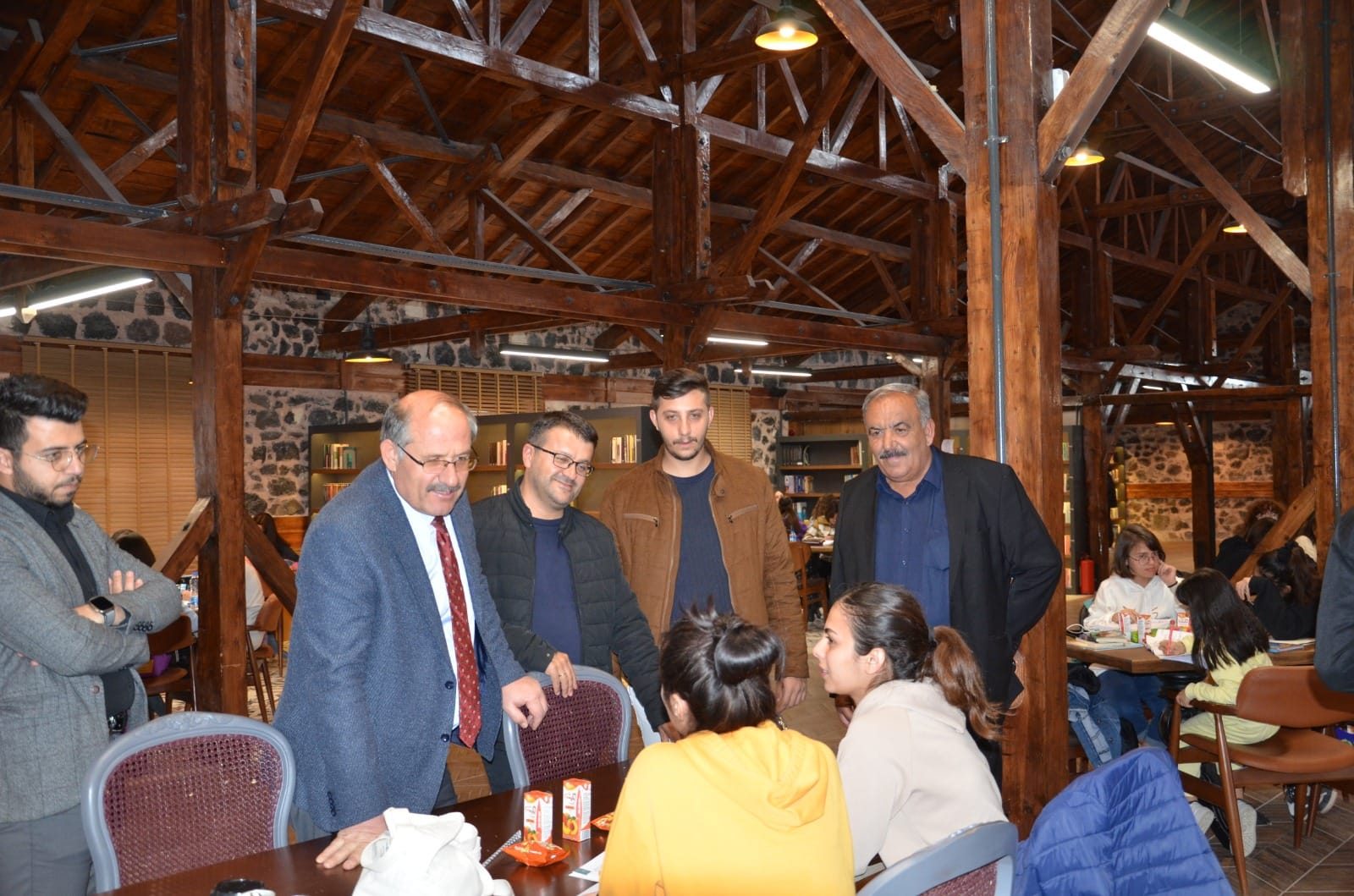 Başkan Yaka öğrencilerle sohbet etti.