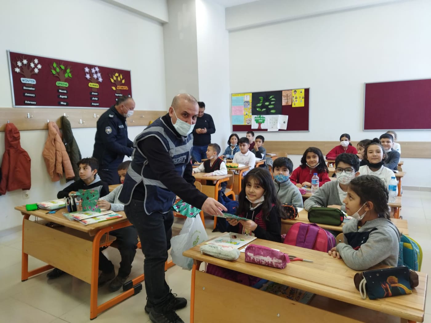 Polislerden Çocuklara kitap hediyesi