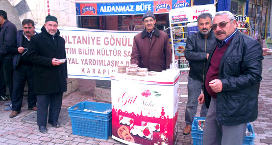 Sultaniye Gönül Bağı Derneği Aşure Dağıttı