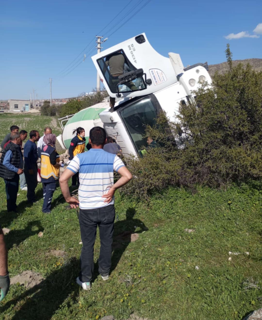 Adres  göstermek için bindiği araçta kaza yaptı:2 yaralı