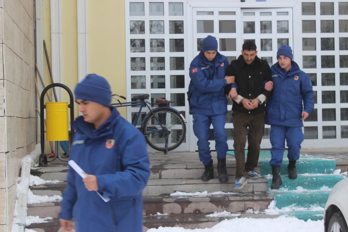 Ağabeyinin cesedi ile 2 gün yaşayan zanlı tutuklandı