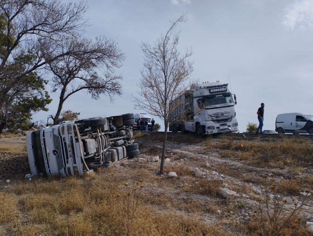 Pancar yüklü kamyon devrildi:1 yaralı