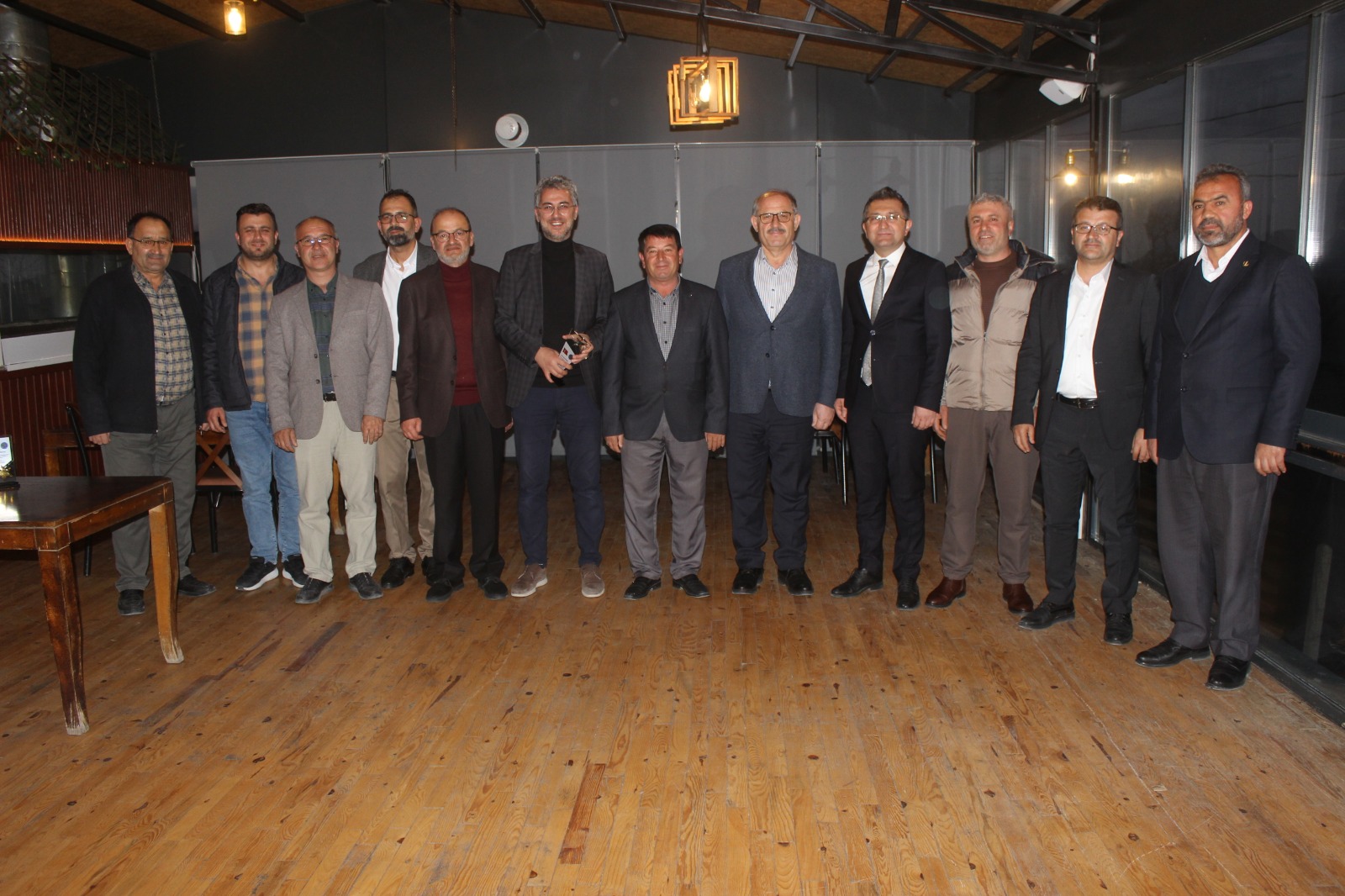 Emeği gecenlere plaket