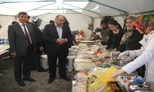 Her Şey Çocuklar İçinKarapınar’da Sultaniye Anaokulu yararı için düzenlenen kermeste anneler ve nineler ekmek yaptı.