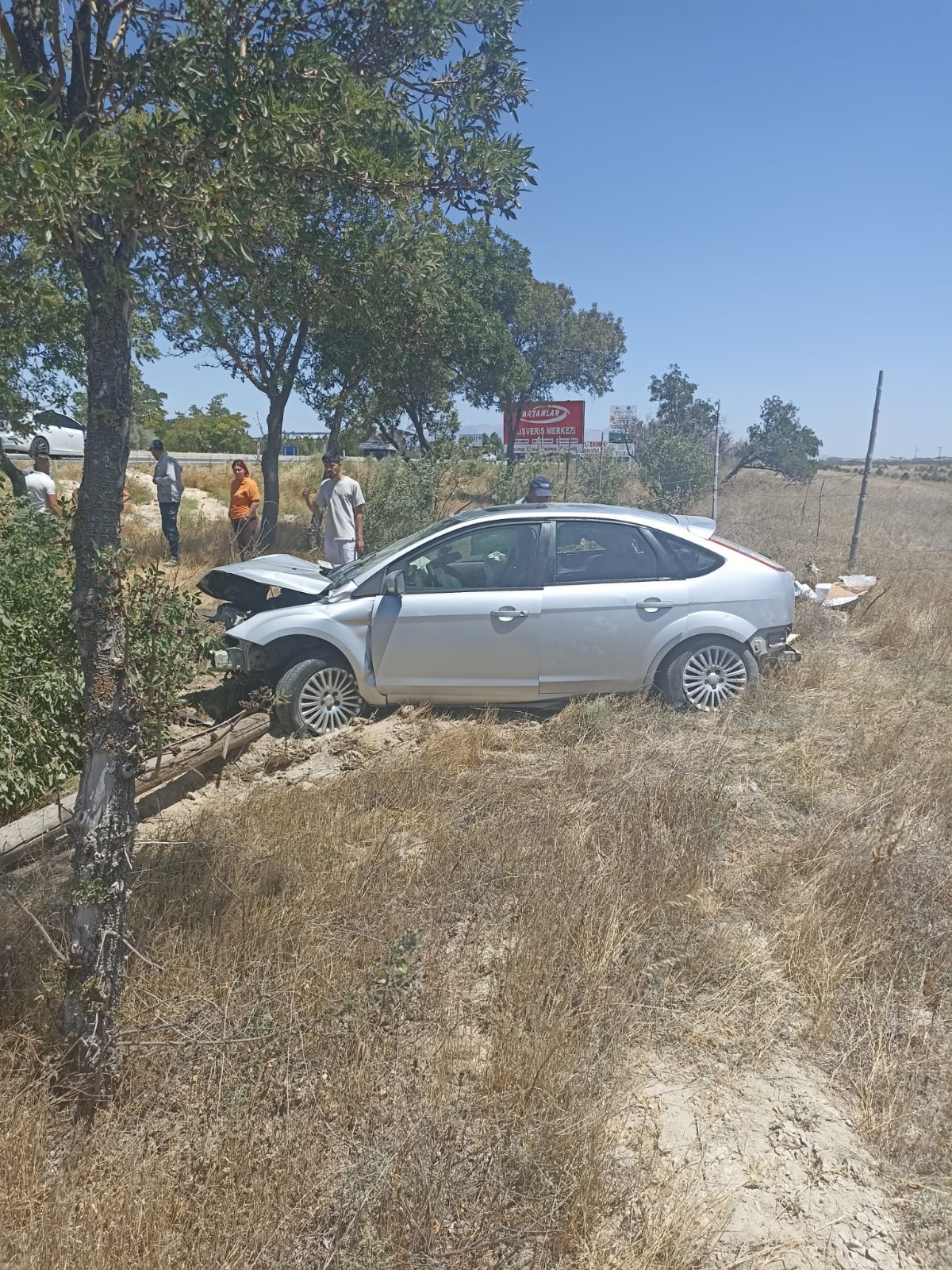 Otomobil ağaca çarptı:5 aralı