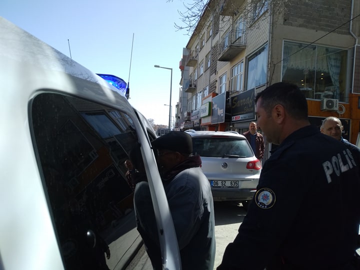 Yaşlı adamı polis hastaneye götürdü